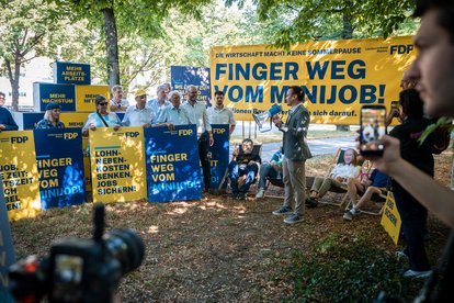 Finger weg vom Minijob - FDP Bayern protestiert vor der Staatskanzlei für aktivere Wirtschaftspolitik