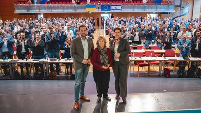 Die Landesvorsitzenden der FDP Bayern, Martin Hagen und Katja Hessel, gemeinsam mit der israelischen Generalkonsulin, Talya Lador-Fresher, im Rahmen des Parteitags.