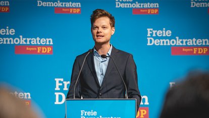 Phil Hackemann bewirbt sich um die Spitzenkandidatur der FDP Bayern zur Europawahl.