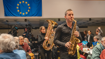 Mit musikalischer Umrahmung ziehen die Rednerinnen und Redner in die Aschermittwochshalle ein.