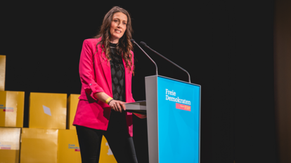 Die Vorsitzende der FDP Niederbayern, Nicole Bauer, spricht am Politischen Aschermittwoch.