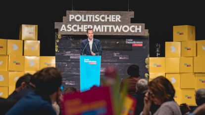 Bundestagsfraktionschef Christian Dürr bei seiner Premiere am Politischen Aschermittwoch der FDP.