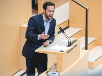 Fordert bereits seit Tagen, dass zu Unrecht eingehobene Bußgelder zurückerstattet werden. Bayerns FDP-Fraktionsvorsitzender Martin Hagen.