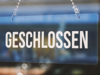 Ein „Geschlossen-Schild“ vor einem Geschäft.