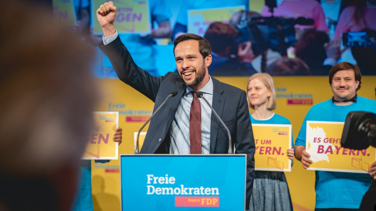 Partei- und Fraktionschef Martin Hagen bedankt sich bei den Delegierten für ausgesprochene Vertrauen.