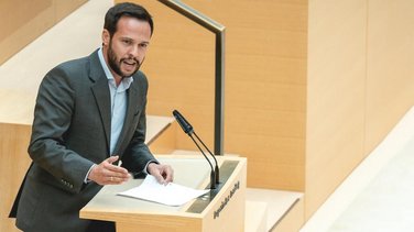 Partei- und Fraktionschef Martin Hagen spricht während einer Sitzung des Bayerischen Landtags.