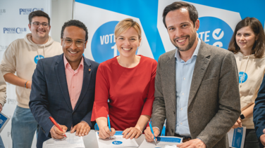 Bayerns FDP-Chef Martin Hagen war einer der Erstunterzeichner des Volksbegehrens (rechts im Bild gemeinsam mit den demokratischen Oppositionsvertretern von SPD und Grünen).