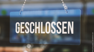 Ein „Geschlossen-Schild“ vor einem Geschäft.
