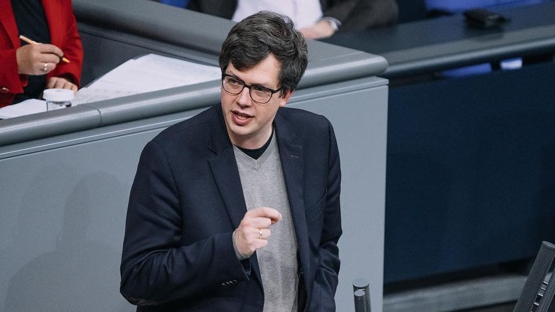 Lukas Köhler hält eine Rede im Plenum des Deutschen Bundestages.