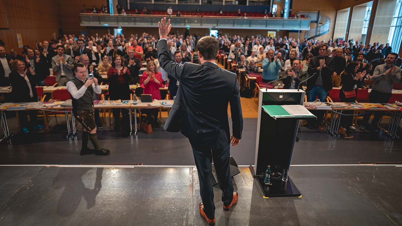 Standing Ovations nach der Wahl Martin Hagens zum Spitzenkandidaten.