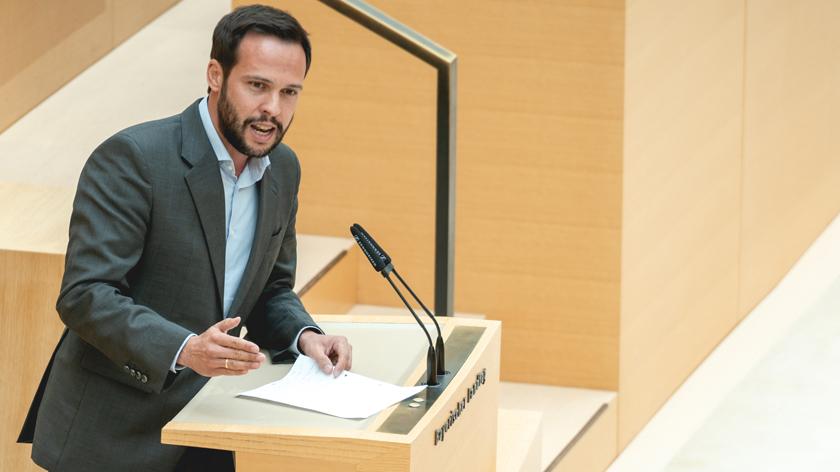 Partei- und Fraktionschef Martin Hagen spricht während einer Sitzung des Bayerischen Landtags.