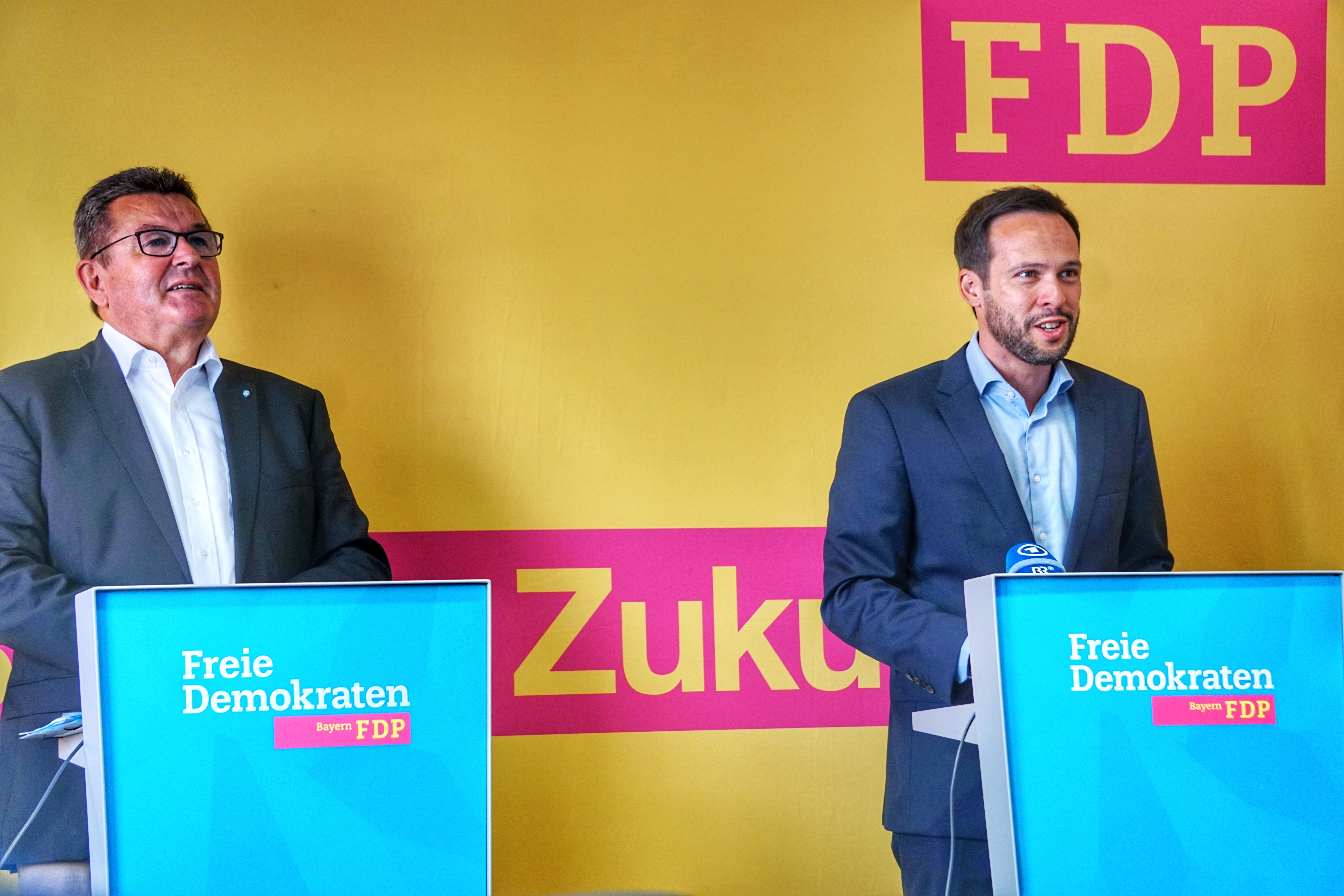Spitzenkandidat Martin Hagen MdL (r.) und der ehem. Bayerische Wirtschaftsminister Franz Josef Pschierer MdL bei der Pressekonferenz am 26.09.2023 in München.