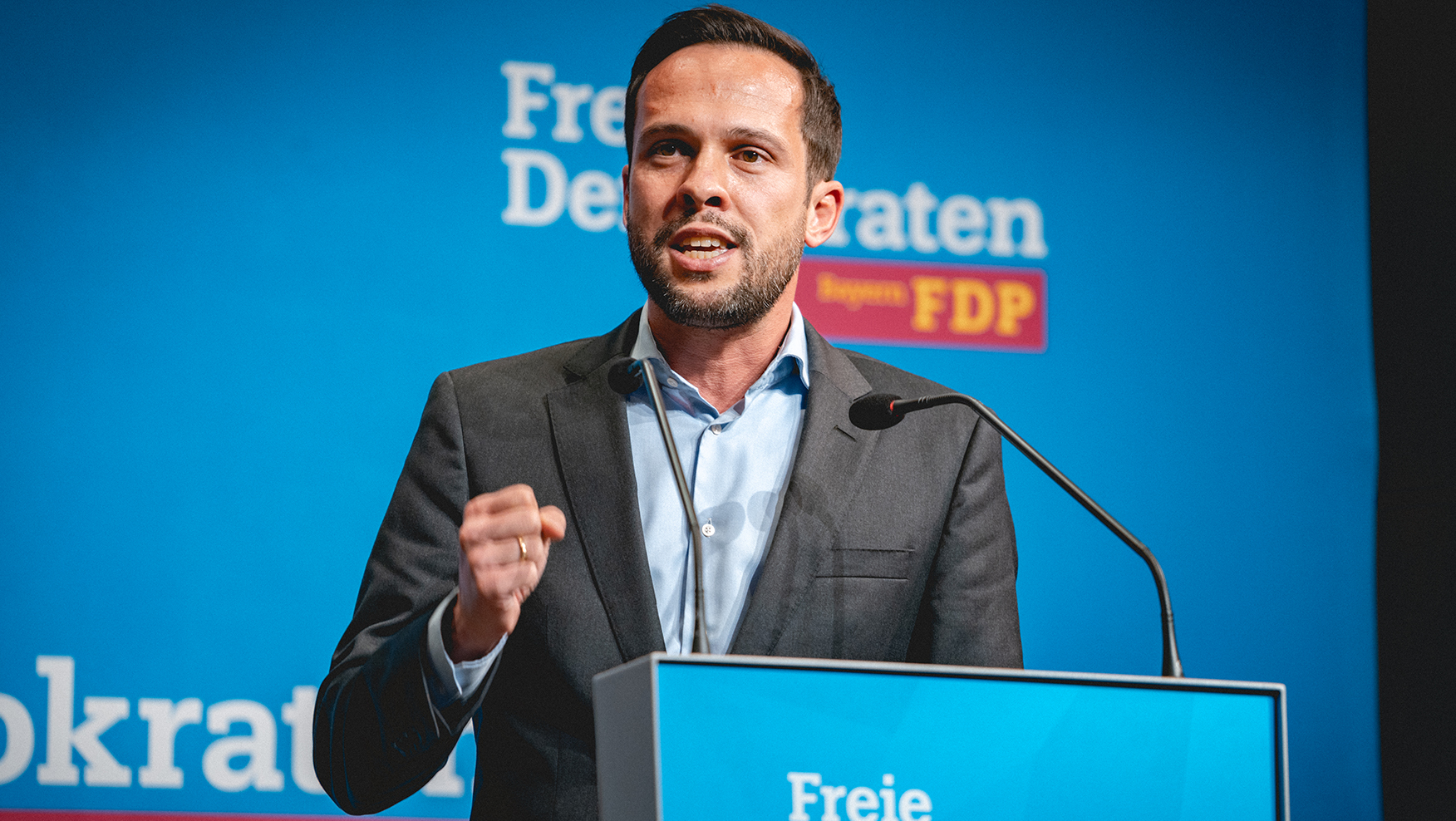 Martin Hagen spricht am Landesparteitag in Amberg.