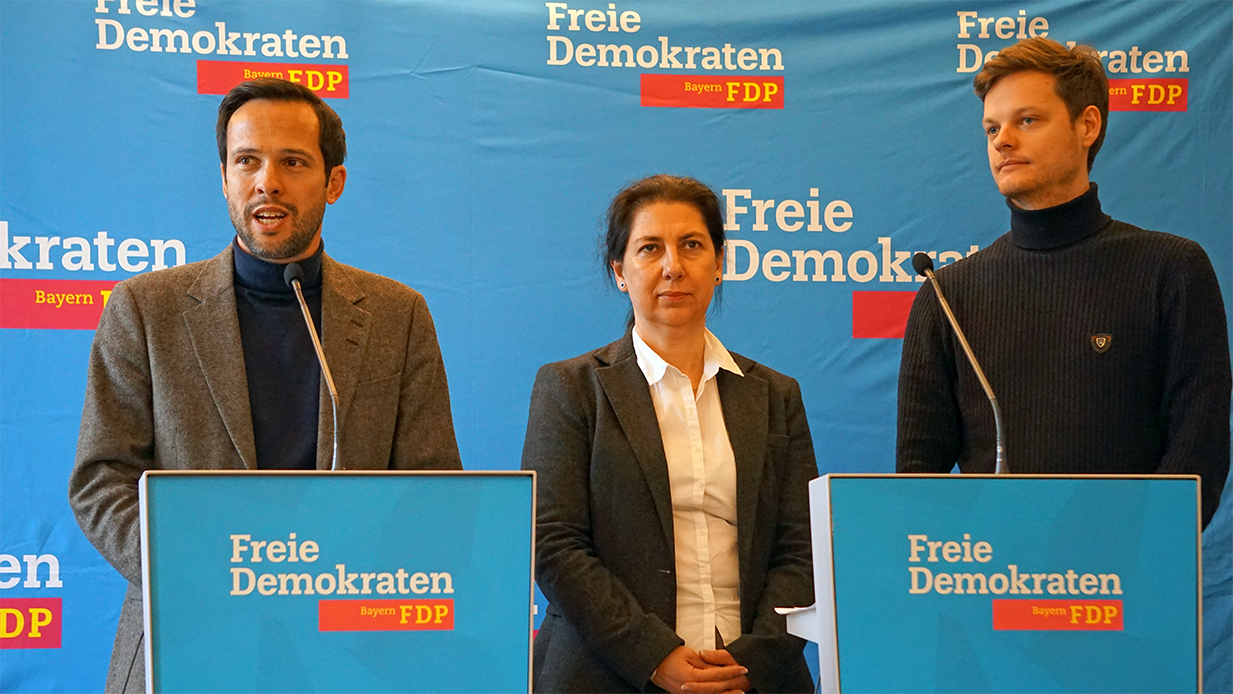 Die Vorsitzenden der FDP Bayern Martin Hagen und Katja Hessel gemeinsam mit EU-Spitzenkandidat Phil Hackemann auf der Pressekonferenz.
