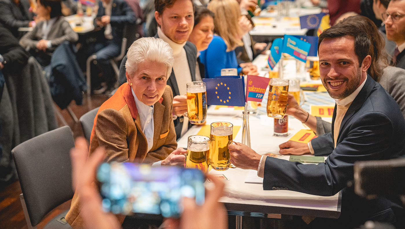 Die Rednerinnen und Redner stoßen auf die traditionsreiche Veranstaltung an.