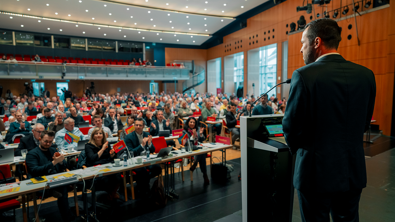 Bayerns FDP-Chef Martin Hagen spricht am Landesparteitag.