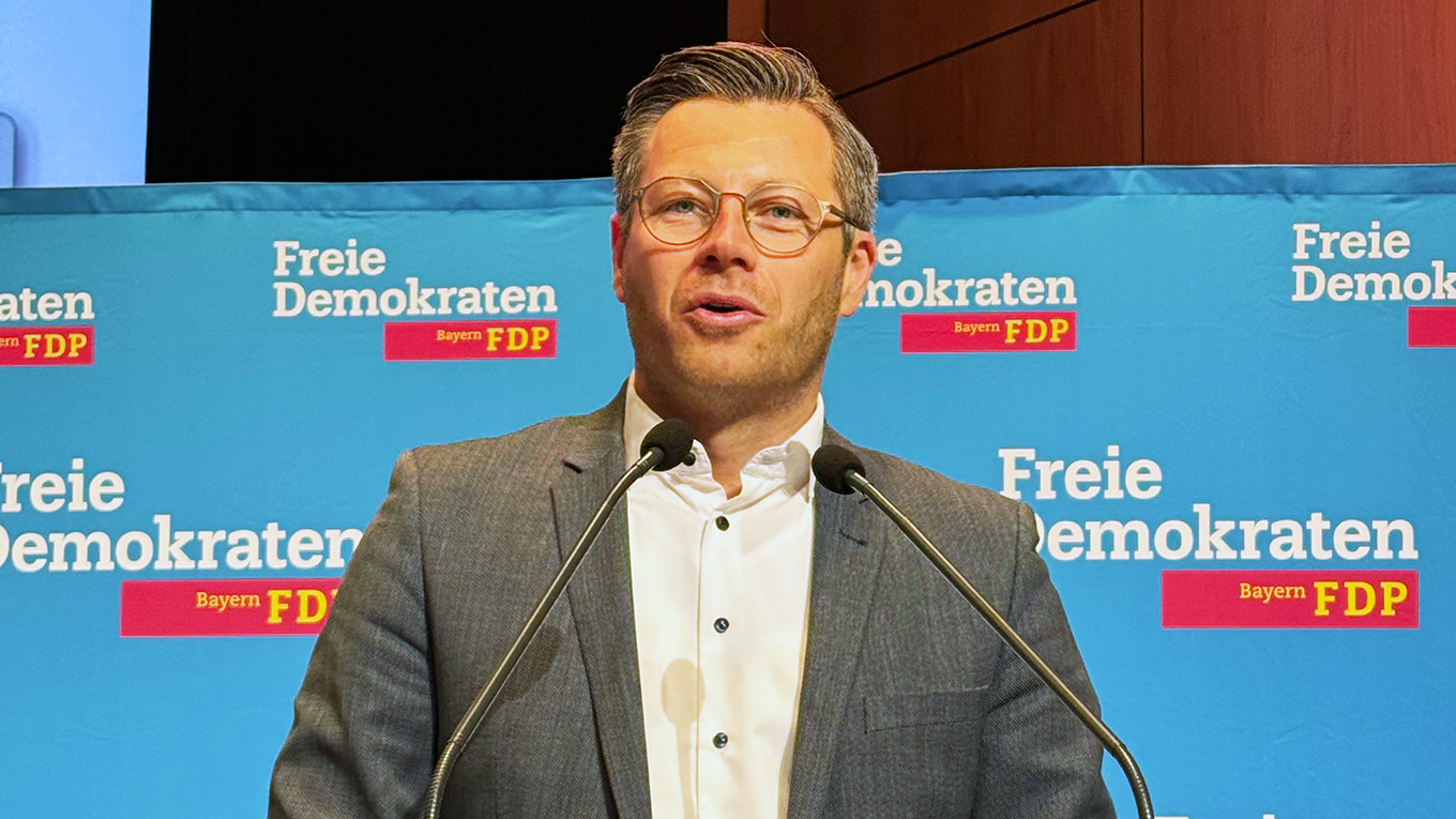 Bayerns FDP-Generalsekretär Christoph Skutella spricht am Landesparteitag.