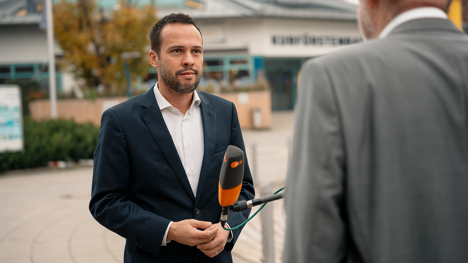 Bayerns FDP-Chef Martin Hagen wird am Rande des Parteitags interviewt.