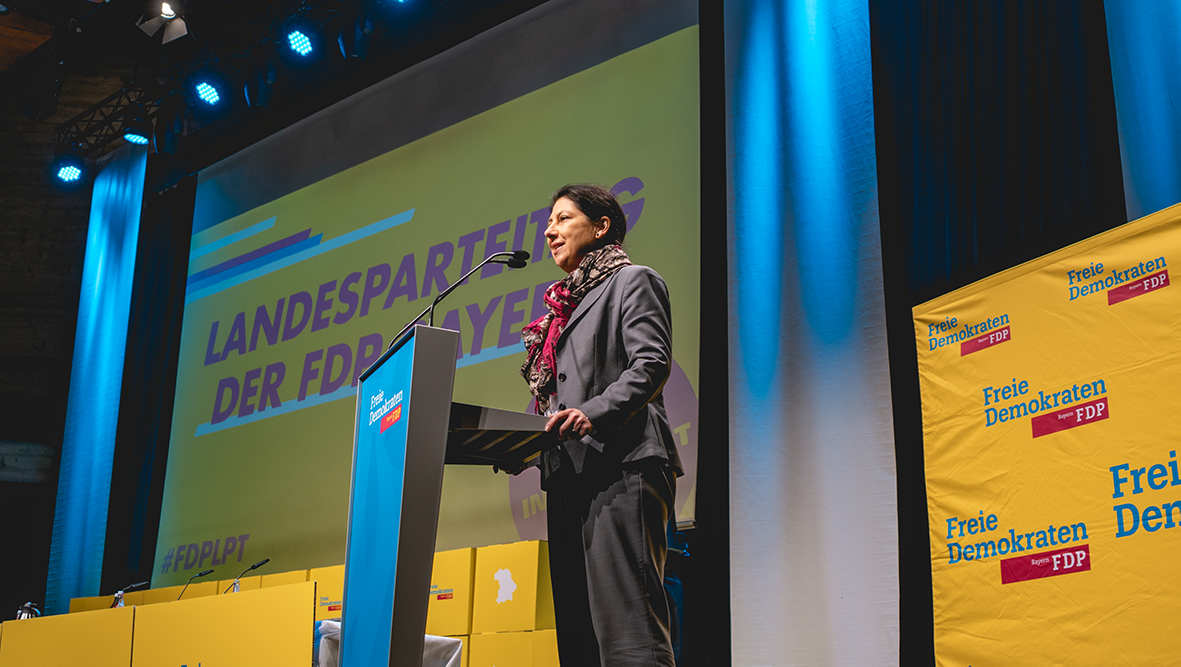 Die Landesvorsitzende der FDP Bayern Katja Hessel begrüßt die Delegierten.