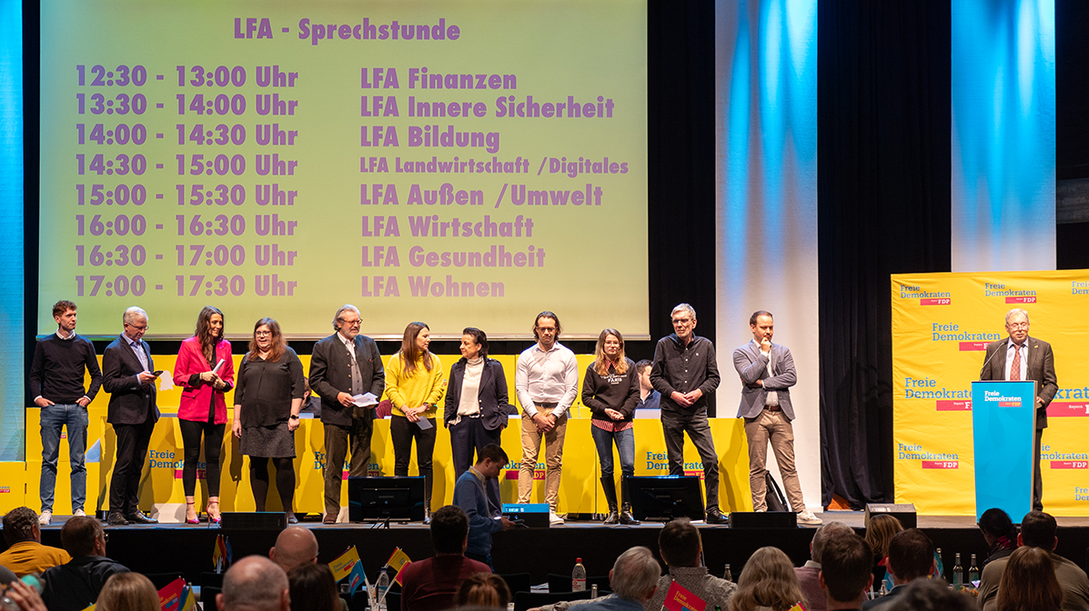 Die Vorsitzenden der Landesfachausschüsse stellen sich vor [v. l. n. r.: Simon Roloff (Wohnen, Bau und Verkehr), Prof. Dr. Andrew Ullmann (Gesundheit und Pflege), Walter Lemberger vertreten durch Nicole Bauer (Arbeit und Soziales, Senioren, Jugend und Familie), Katharina Walter (Innere Sicherheit, Recht, Integration und Sport), Michael Ritz (Haushalt und Finanzen), Stephanie Göttche und Nicole M. Pfeffer (Wirtschaft, Energie und Tourismus), Philipp Höfl (Umwelt), Eva Keil (Ernährung, Landwirtschaft und Fors
