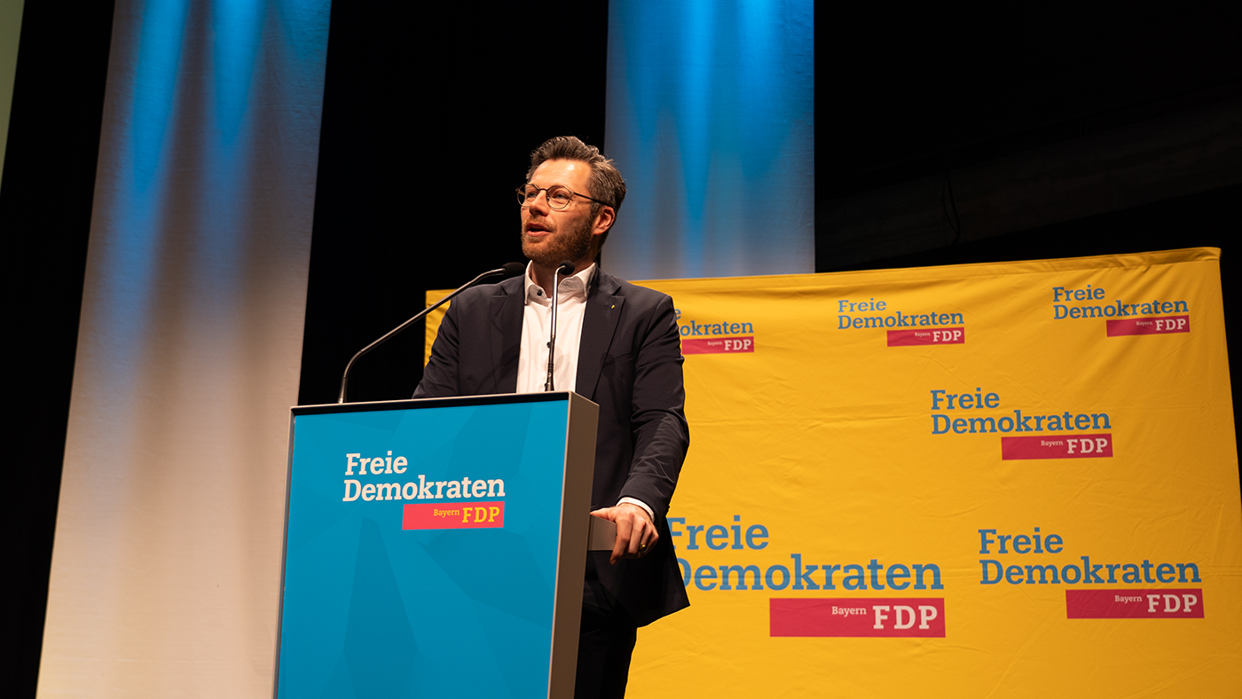 Der Generalsekretär der FDP Bayern Christoph Skutella spricht am Landesparteitag. Foto: Phil Achter.