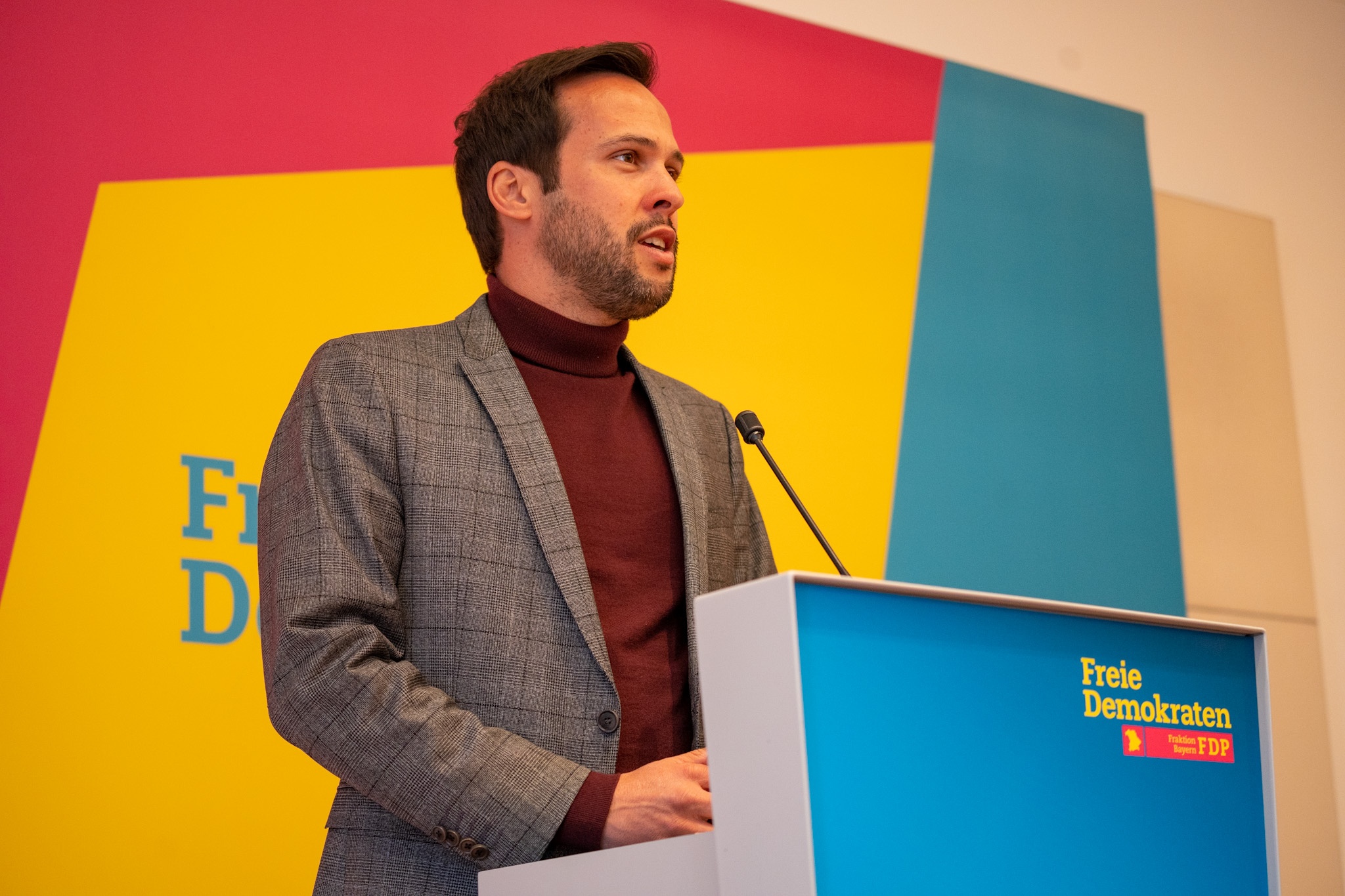 Partei- und Fraktionschef Martin Hagen eröffnet die Klausur.