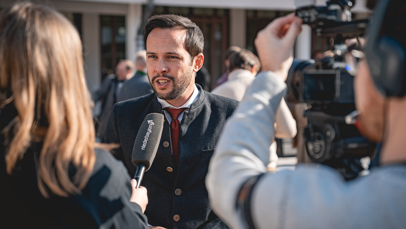 Landeschef Martin Hagen wird im Rahmen des Politischen Aschermittwochs interviewt.