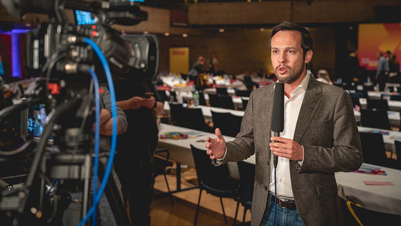 Spitzenkandidat Martin Hagen wird am Rande des Parteitags interviewt.