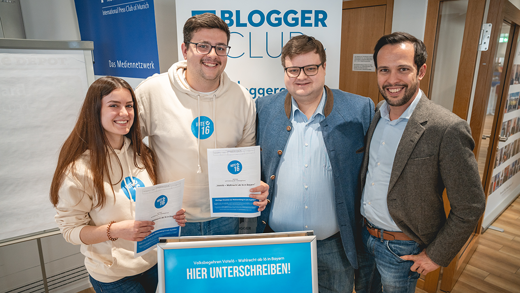 Liberale Präsenz bei der Auftakt-Pressekonferenz in München (v. l. n. r.: Vote16-Gründer Kerry Hoppe und Jannik Jürß, JuLis-Bayern-Chef Felix Meyer; FDP-Landesvorsitzender Martin Hagen)