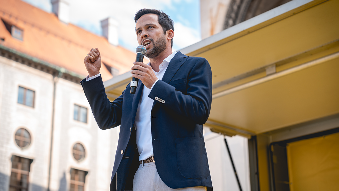Landeschef und Spitzenkandidat Martin Hagen spricht bei der Wahlkundgebung am Odeonsplatz München.