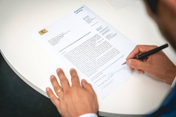 Martin Hagen bei der Unterzeichnung der Patenschaft.