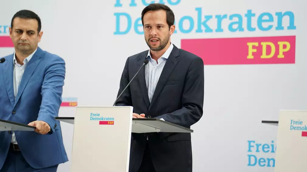 FDP-Generalsekretär Bijan Djir-Sarai (l.) und Martin Hagen bei der Pressekonferenz in Berlin.