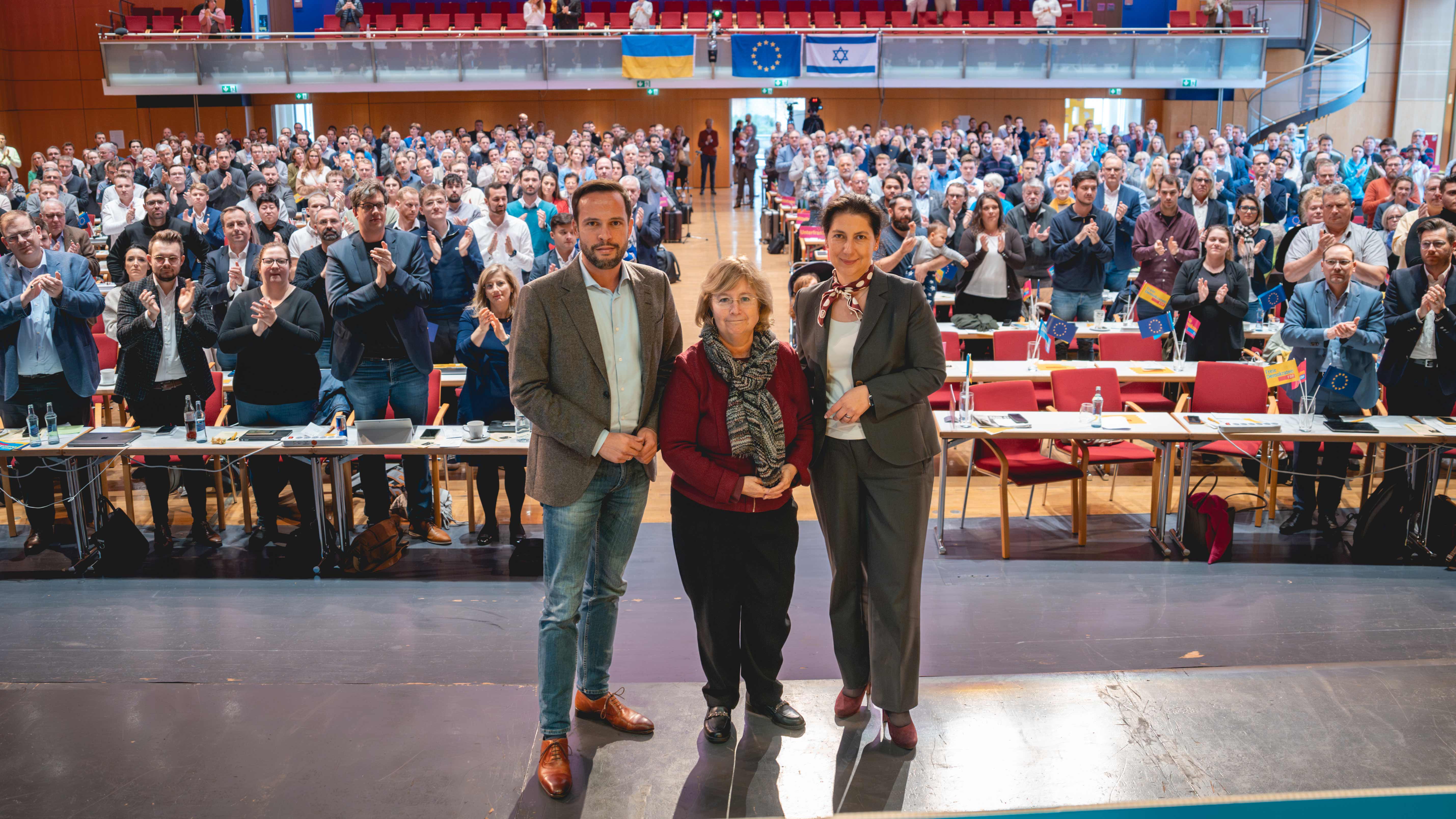 Die Landesvorsitzenden der FDP Bayern, Martin Hagen und Katja Hessel, gemeinsam mit der israelischen Generalkonsulin, Talya Lador-Fresher, im Rahmen des Parteitags.