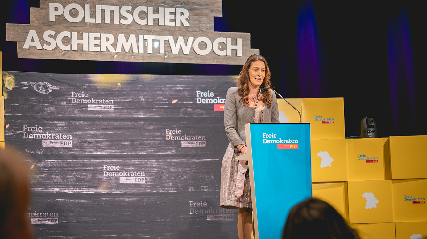 Die niederbayerische FDP-Vorsitzende Nicole Bauer spricht am Politischen Aschermittwoch.