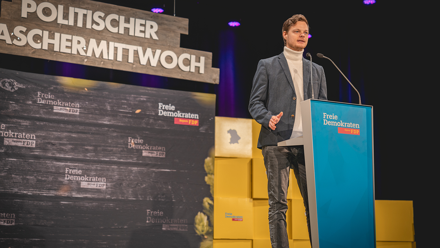 Der bayerische EU-Spitzenkandidat Phil Hackemann spricht am Politischen Aschermittwoch.