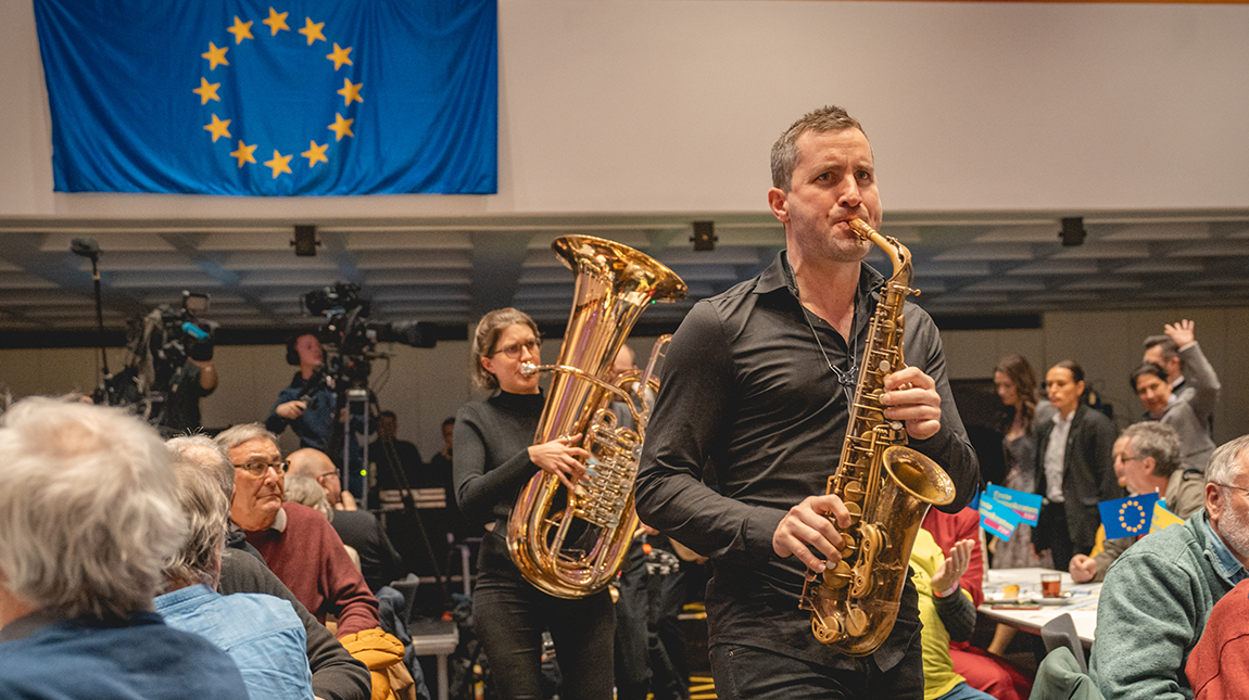 Mit musikalischer Umrahmung ziehen die Rednerinnen und Redner in die Aschermittwochshalle ein.