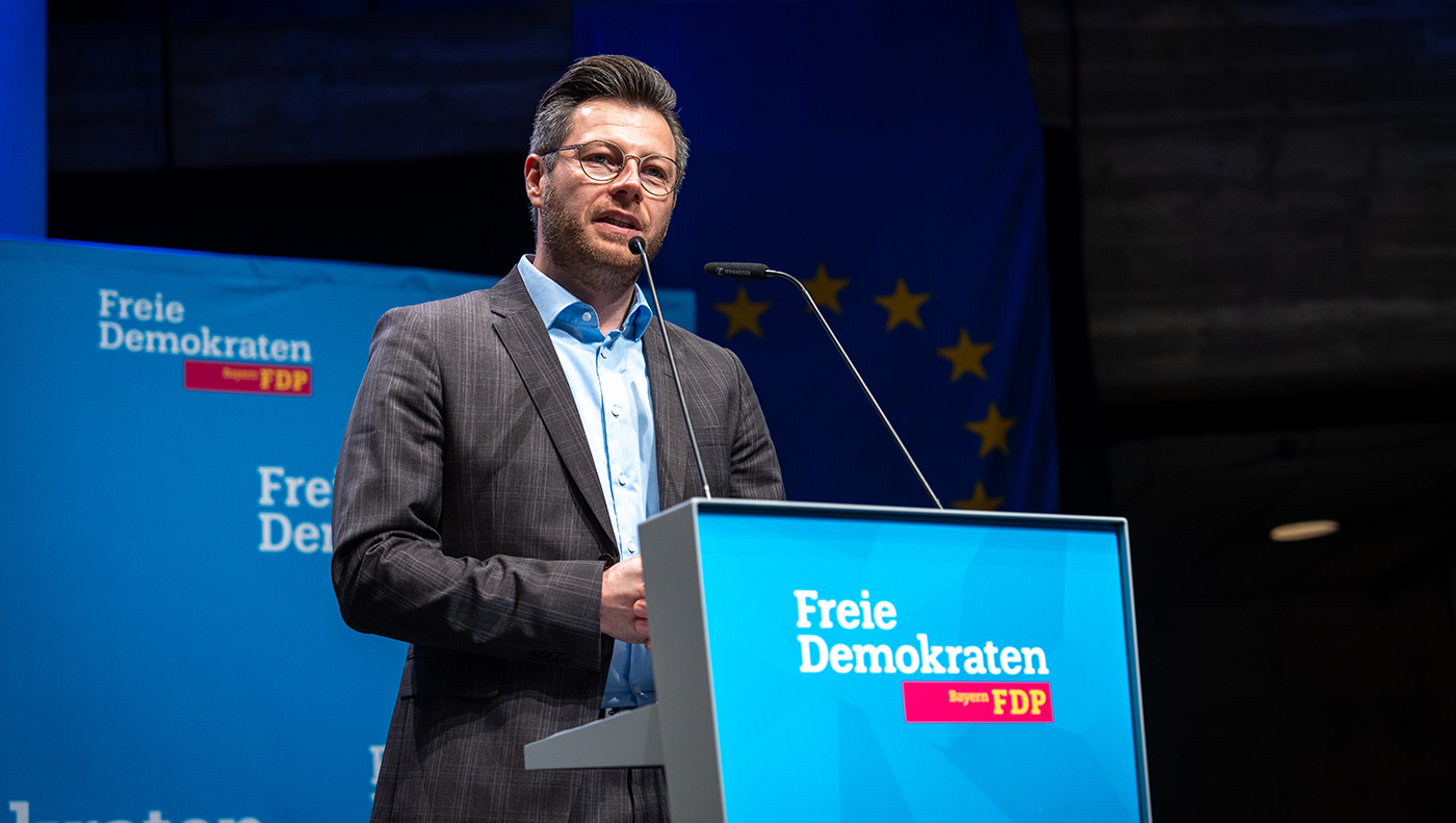 Bayerns FDP-Generalsekretär Christoph Skutella beim Einbringen des Leitantrags.