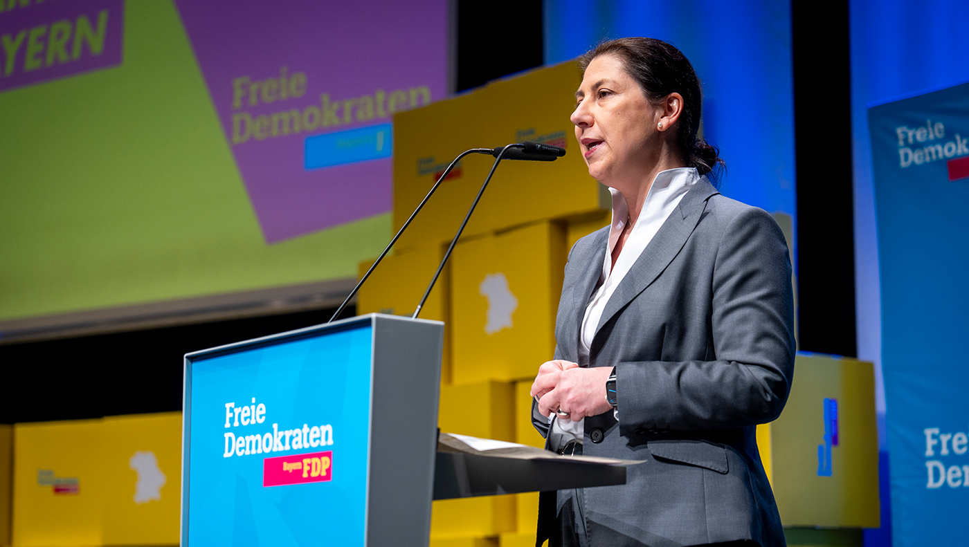 Die Landesvorsitzende der FDP Bayern Katja Hessel eröffnet den Parteitag.