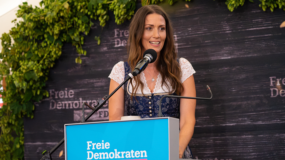 Nicole Bauer MdB (Präsidiumsmitglied der FDP Bayern und Bezirksvorsitzende der FDP Niederbayern). Foto: Phil Achter.